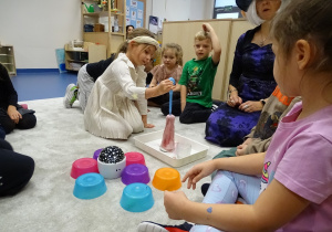 Dzieci nalewają pipetą składnik eliksiru do flakonika