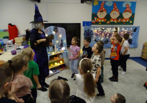 Czarodziejka otwiera tajemniczy kuferek