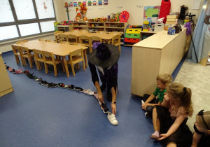 Czarodziejka ustawia buty dzieci jeden za drugim