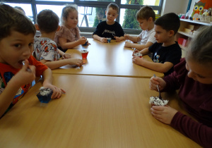 Dzieci jedzą galaretki