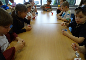 Dzieci jedzą galaretki