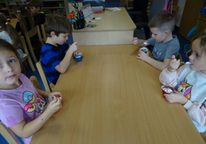 Dzieci jedzą galaretki