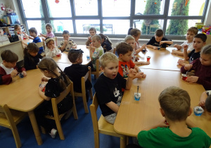 Dzieci jedzą galaretki