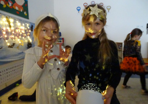 Dziewczynki z magiczną kulą