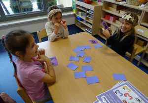 Dzieci grają w memory