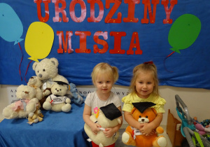 dziewczynki z misiem