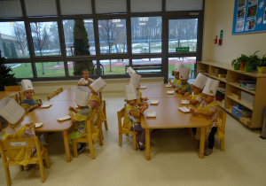 dzieci ugniatają pisaki