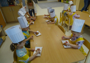 dzieci dekorują pierniki