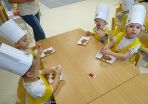 dzieci dekorują pierniki