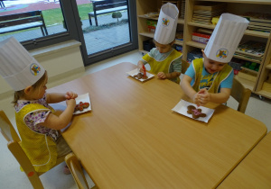 dzieci dekorują pierniki