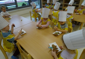 dzieci dekorują pierniki