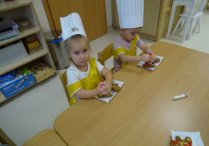 dzieci dekorują pierniki