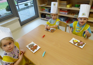 dzieci dekorują pierniki