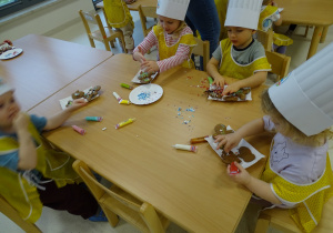 dzieci jedzą pierniki