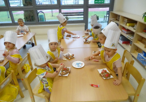 dzieci jedzą pierniki