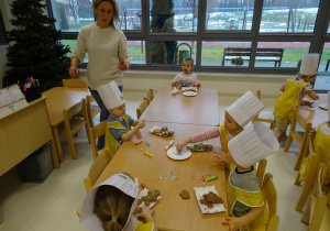 dzieci jedzą pierniki