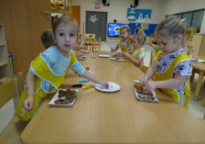 dzieci jedzą pierniki