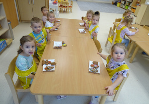 dzieci jedzą pierniki