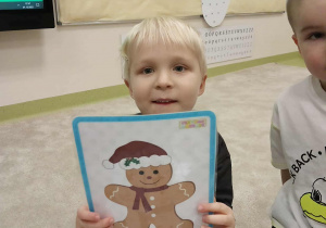 Chłopiec z kartą obrazkową