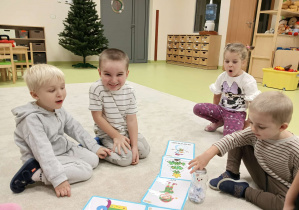 Dzieci losują obrazki z bawłanka