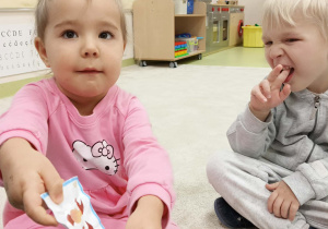 Dziewczynka pokazuje obrazek