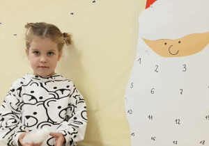 Dziewczynka przykleja brodę