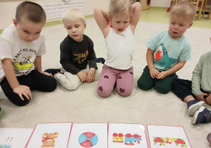 Dzieci słuchają wiersza