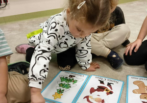 Dziewczynka odkłada figurkę