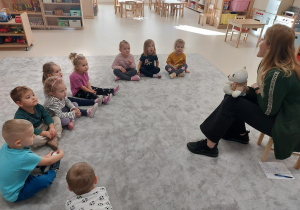 Logopeda prezentuje ćwiczenie, dzieci naśladują