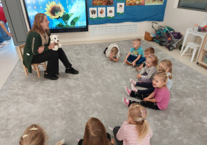 Dzieci, patrząc na logopedę, unoszą język wysoko za zęby górne