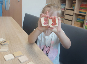 Dziewczynka prezentuje odnalezioną parę obrazków