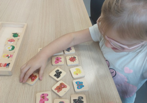 Dziewczynka rozkłada nazwane obrazki