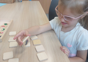 Dziewczynka odkrywa obrazki, szukając par