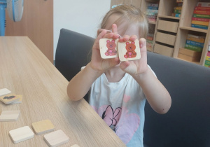 Dziewczynka prezentuje i nazywa odnalezioną parę