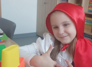 Dziewczynka jako Czerwony Kapturek ustawiła elementy wieży na oznaczenie rozpoznanych dźwięków