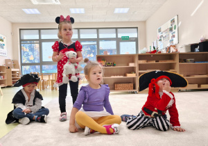 Dzieci wykonują ćwiczenia języka