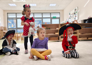 Dzieci przebrane za postaci z bajek oblizują usta