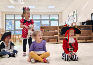 Dzieci w przebraniach układają język w kąciku ust