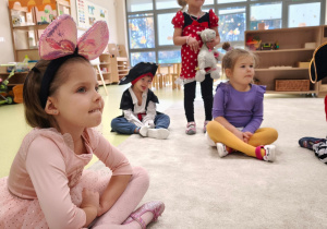 Dziewczynka jako Myszka Minie ustawiła zęby górne na wardze dolnej