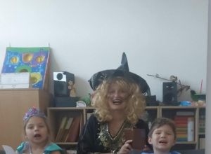 Dziewczynka, logopeda w przebraniu Czarownicy i chłopiec ćwiczą kląskanie