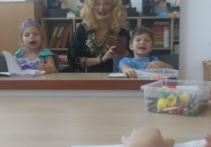 Dzieci ćwiczą przed lustrem