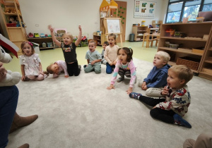 Logopeda prezentuje flagę i dzieci pokazują ją językiem.