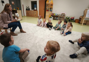 Logopeda opowiada bajkę, dzieci słuchają.