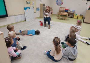 Logopeda unosi język na wargę górną.