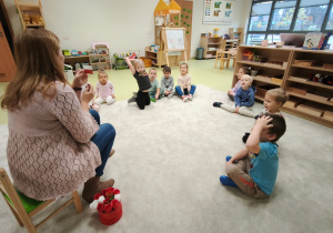 Logopeda prezentuje barwy flagi.