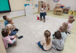 Logopeda maluje wargę dolną, na oznaczenie czerwonego koloru flagi.