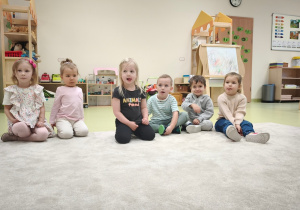 Dzieci ruszają językami na boki, jak flaga na wietrze.