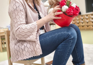 Logopeda przypomina polskie barwy narodowe w postaci różyczek.