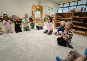 Dzieci wskazują, gdzie maja policzki i tam układają język.
