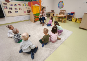 Logopeda unosi język na zęby górne.